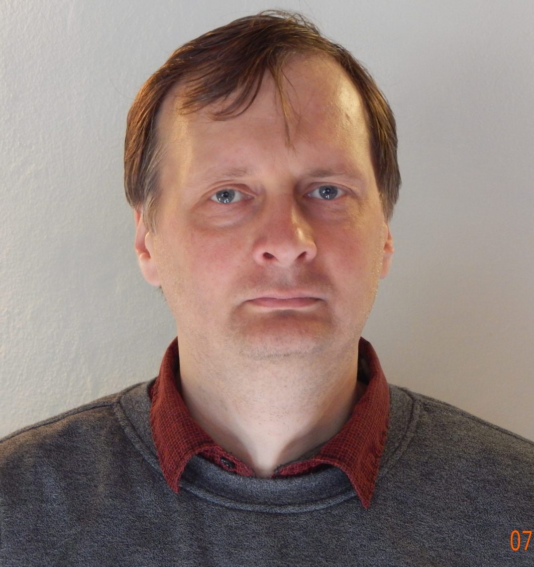 Portré egy férfiról, aki a "Az elérhetetlen távolságtartás a társadalmi kutatásban" témával foglalkozik.