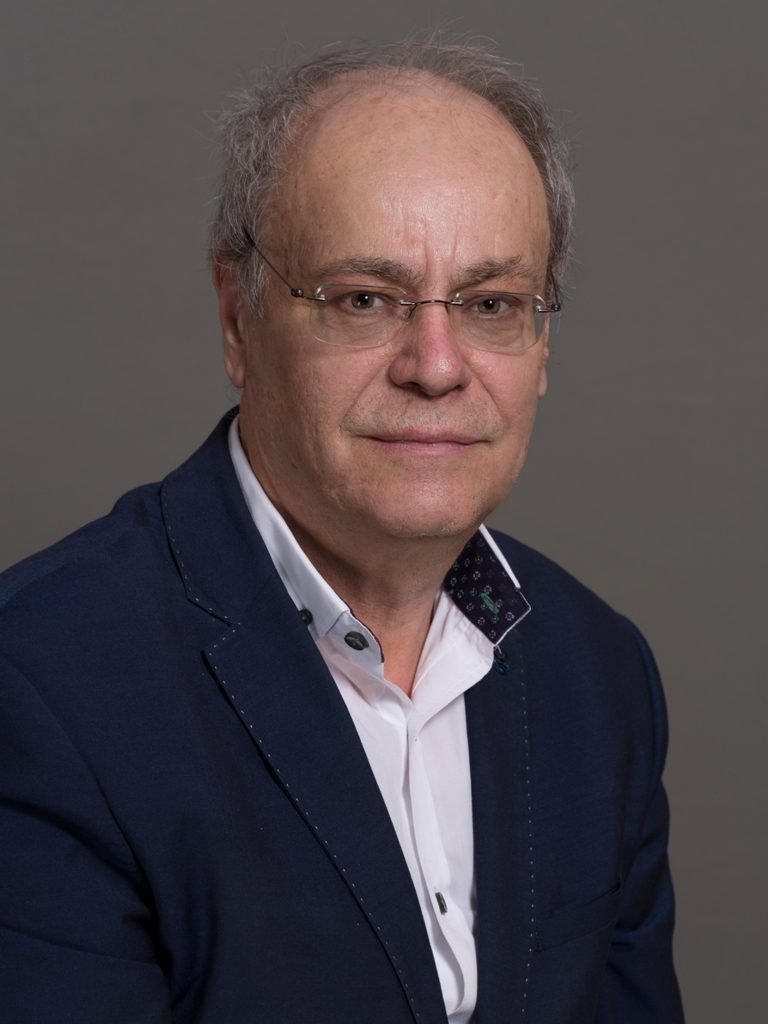 György Csepeli portréja, kék zakóban és szemüvegben.