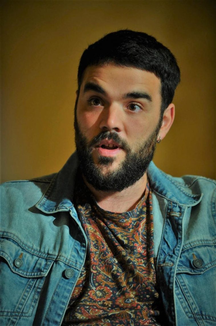 Gonzales Santos, Felipe portréja szakállal, mintás pólóban és farmerdzsekiben.