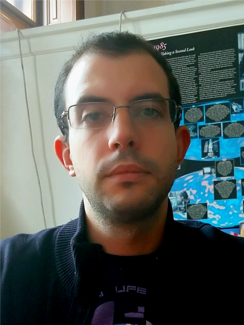 István Papp portréja szemüvegben, sötét pulóverben.