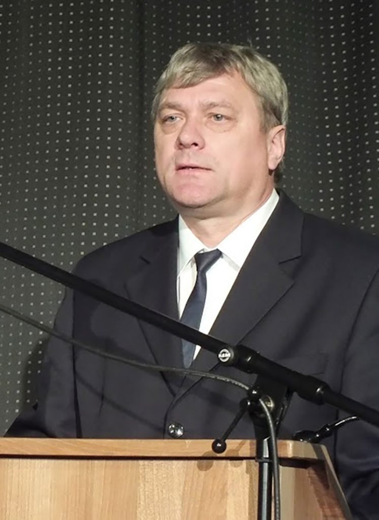 Söptei Imre portréja, sötét öltönyben.