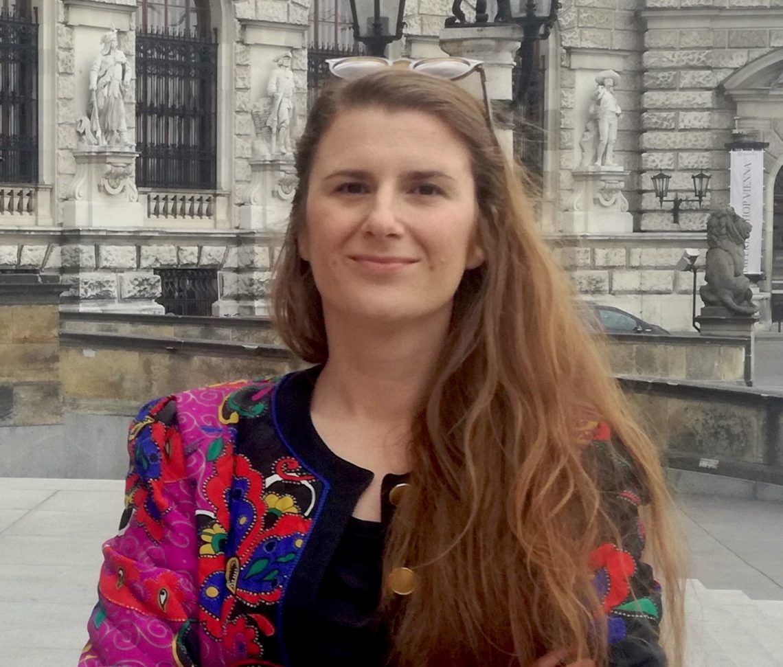 Leda Sutlovic portréja egy épület előtt. Leda Sutlovic