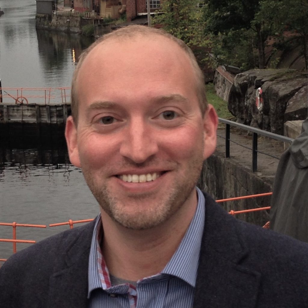 Alexander Bielicki portréja, mosolyogva a kamera felé néz.