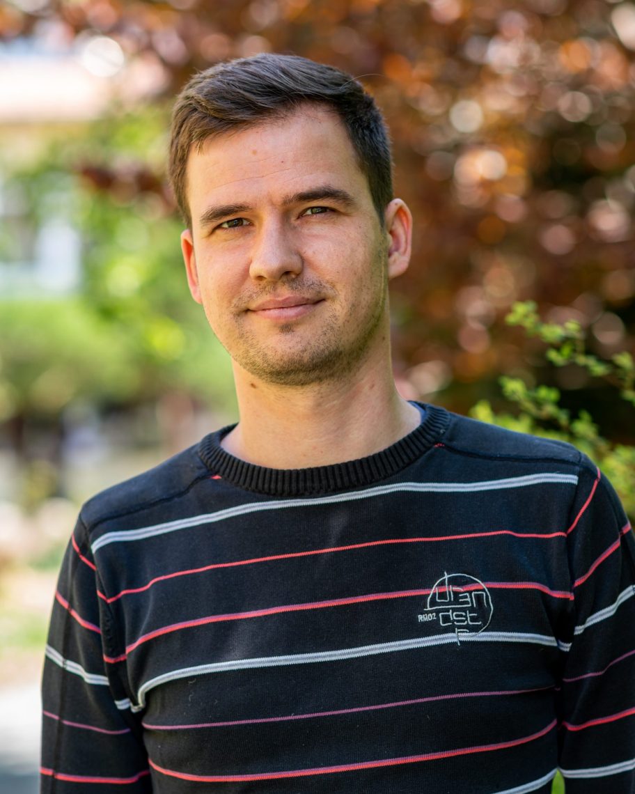 István Balogh portréja természetes fényben, fekete-fehér csíkos pulóverben.