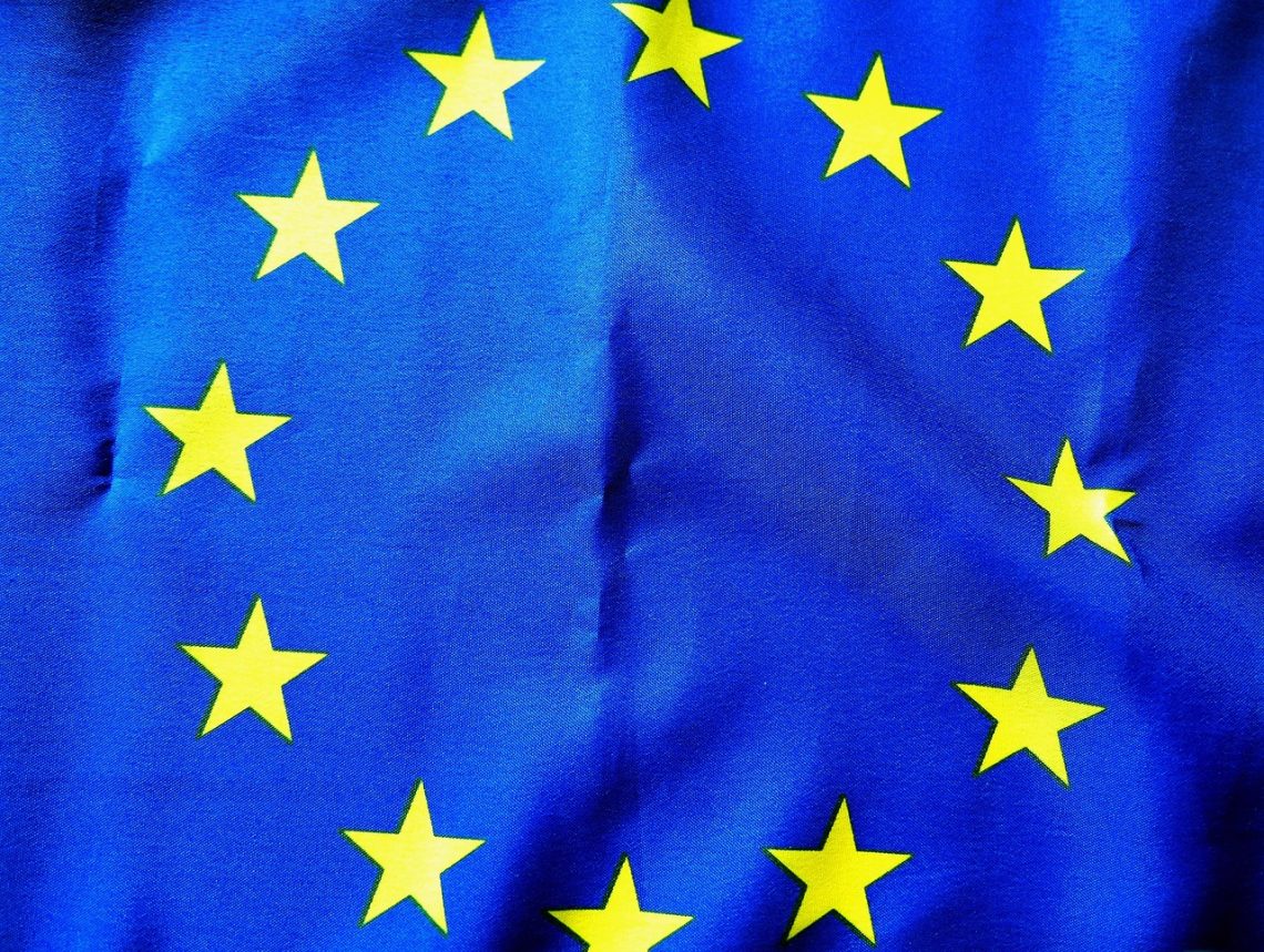 Európai Uniós zászló sárga csillagokkal kék alapon