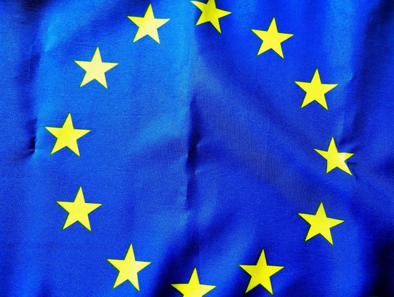 Európai Uniós zászló sárga csillagokkal kék alapon