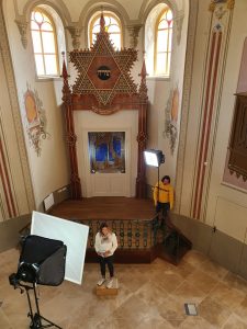 Mikósa Erika a KRAFT-program keretében felújított kőszegi zsinagógában a szólóra készülve