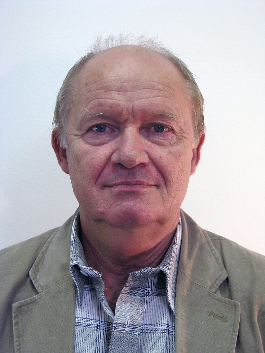 Idős férfi portréja, világos háttérrel. Talán a "Grantholders 2025" projekt résztvevője.