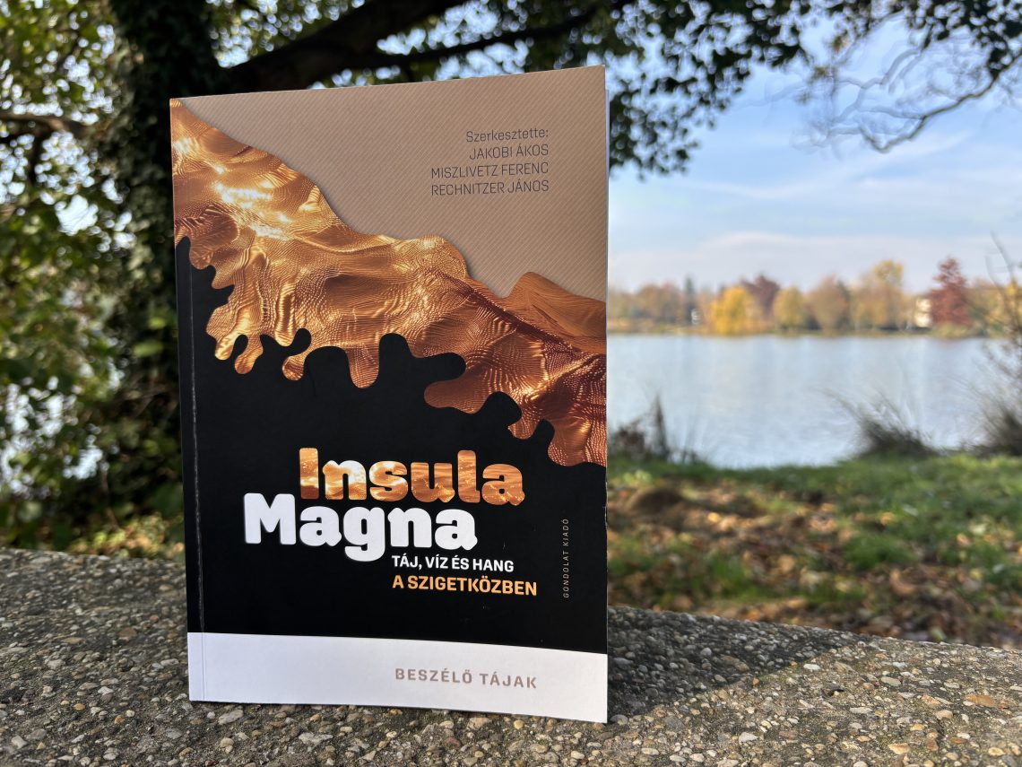 Az Insula Magna könyv borítója a természetben, a "Beszélő Tájak" sorozat része.