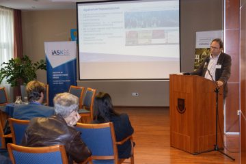 Előadó a Pannon Egyetemen a UNESCO NOW konferencián. Institute of Advanced Studies Kőszeg logó látható.