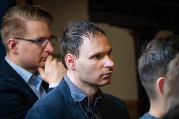 A 7. UNESCO MOST Téli Iskola nyitóünnepségén résztvevő férfi portréja.