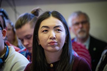 Nő a 7. UNESCO MOST Téli Iskolán, a "Nyitóünnepség és tudományos diplomácia" témában.