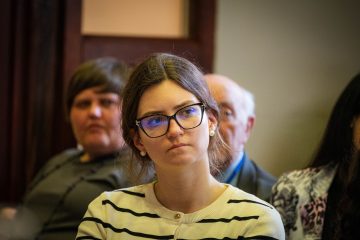 Fiatal nő szemüvegben a 7. UNESCO MOST Téli Iskola nyitóünnepségén.