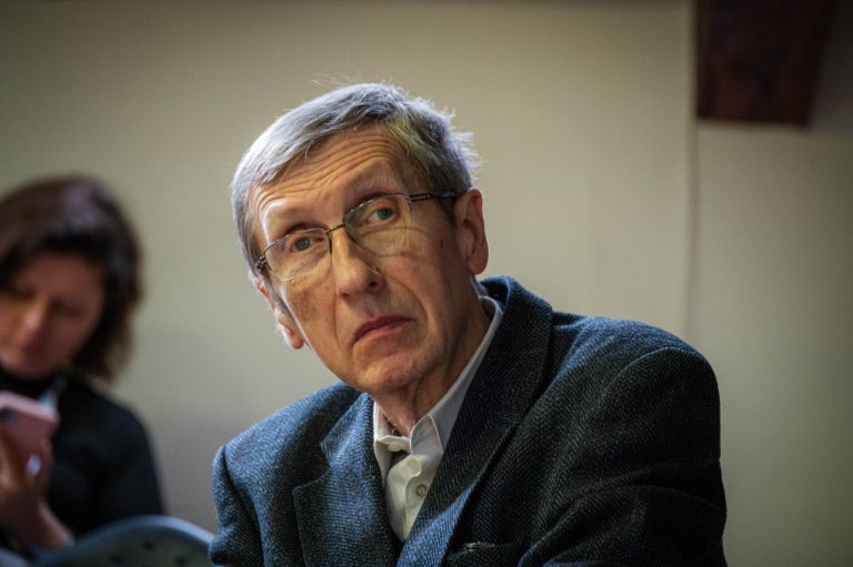 Idős férfi szemüvegben, szürke zakóban a 7. UNESCO MOST Téli Iskola negyedik napján.