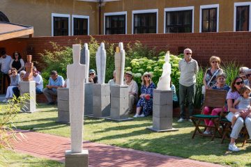 Bodzán Antal szobrai egy szabadtéri kiállításon, emberekkel a háttérben. A kölcsönösség archaikus üzenete.