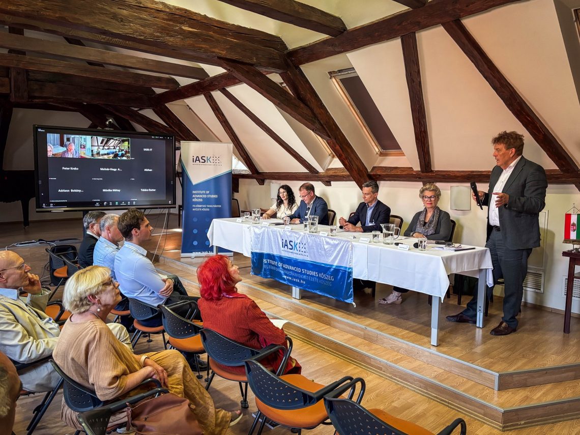 Panelbeszélgetés a Nemzetközi Nyári Egyetem 30 éves jubileumi rendezvényén.