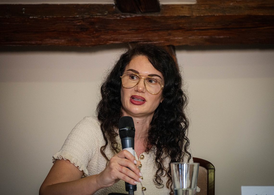 Nő beszél a Kőszegi Nemzetközi Nyári Egyetemen mikrofonba.