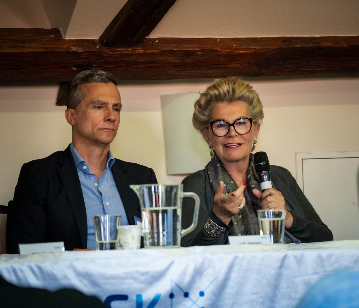 László Sólyom és egy nő a 30. Nemzetközi Nyári Egyetemen, Kőszegen.