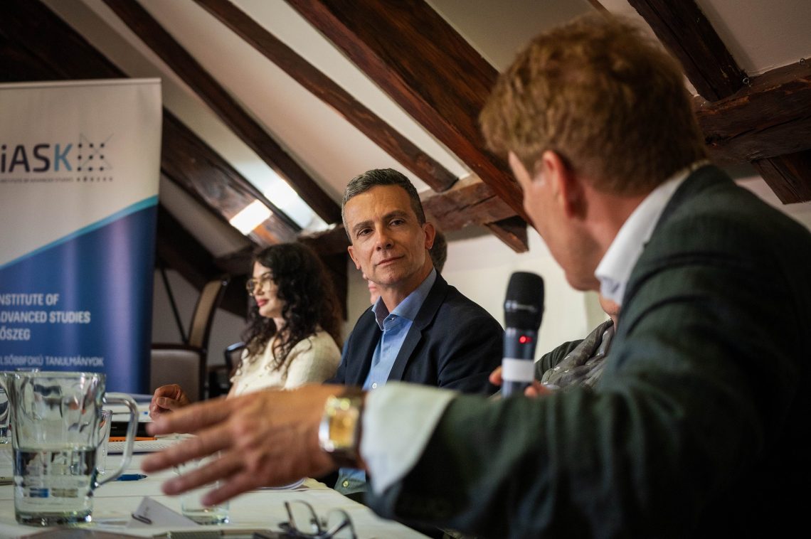 Beszélgetés a 30. Nemzetközi Nyári Egyetemen Kőszegen, globalizáció és Európa témában.