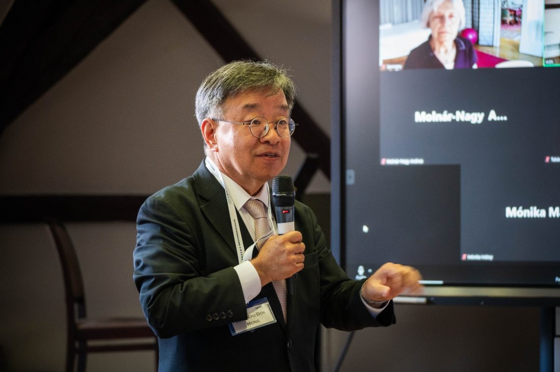 Előadó beszél a 30. Nemzetközi Nyári Egyetemen Kőszegen, a globalizációról és Európáról.