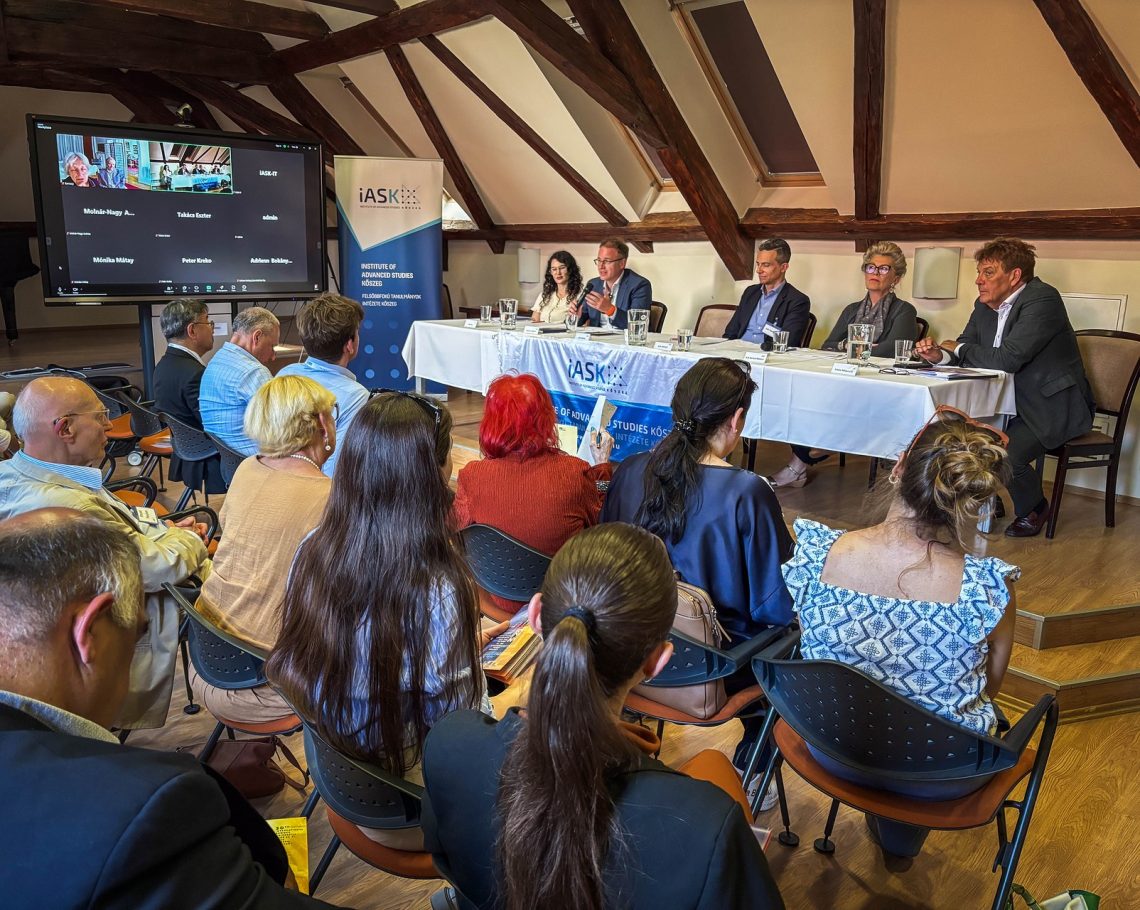Kőszegi Nemzetközi Nyári Egyetem előadása közönséggel. iASK logó látható.