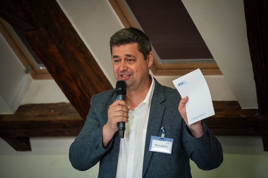 Béla Básthy előadást tart a 30. Nemzetközi Nyári Egyetemen, Kőszegen.