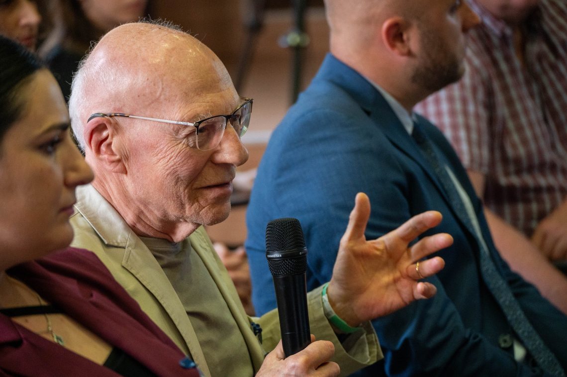 Kőszegen a 30. Nemzetközi Nyári Egyetemen előadó férfi mikrofonnal, szemüvegben.