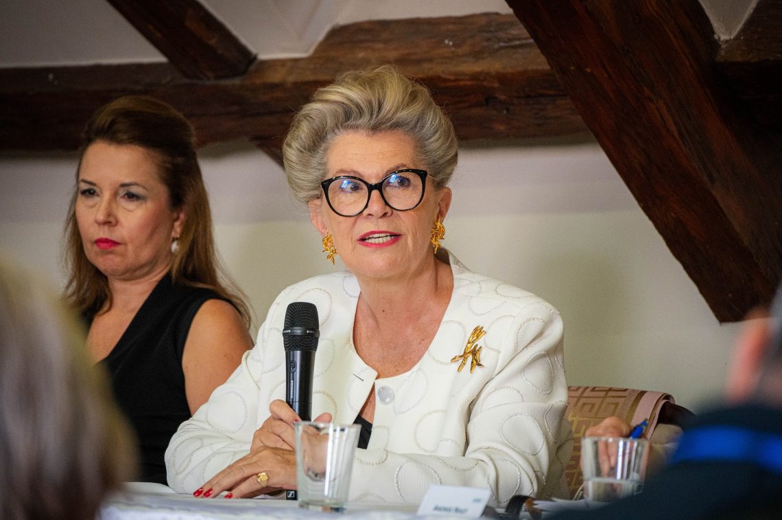 Hölgy a 30. Nemzetközi Nyári Egyetem előadásán Kőszegen.