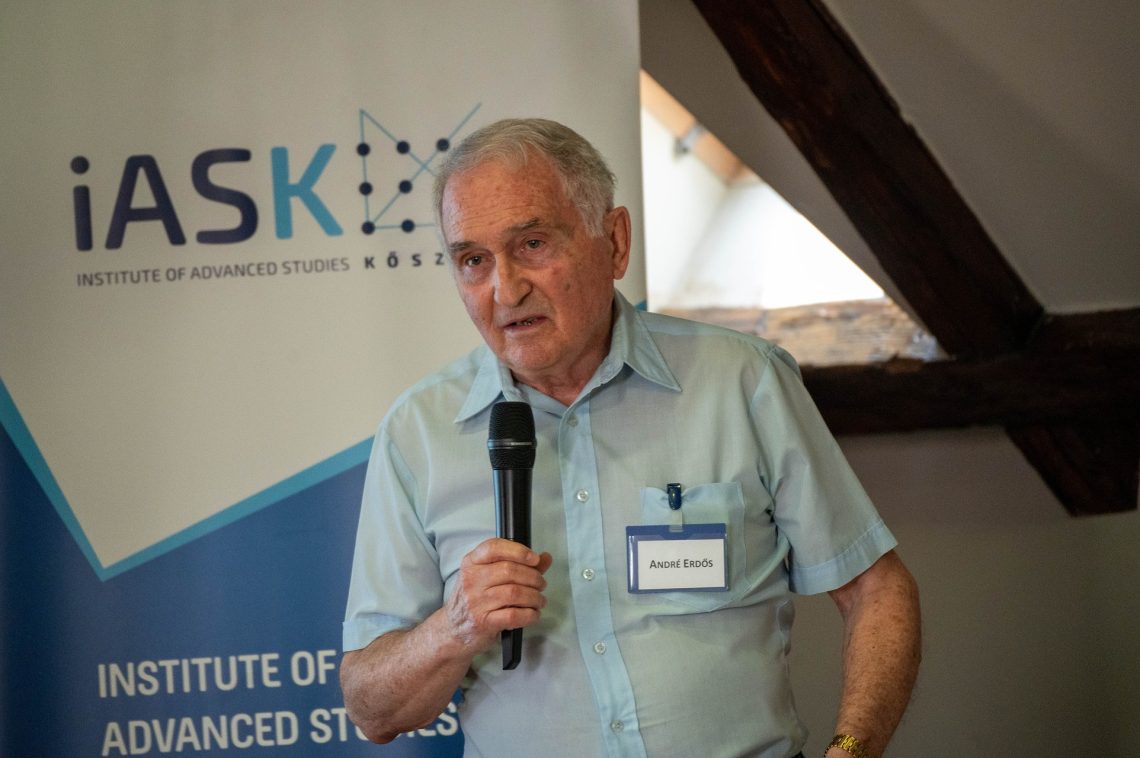 André Erdős előadó a Kőszegi Nemzetközi Nyári Egyetemen. iASK logó.