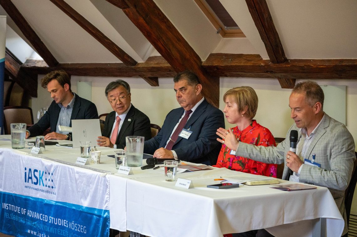 Panelbeszélgetés a 30. Nemzetközi Nyári Egyetemen Kőszegen: globalizáció és Európa.