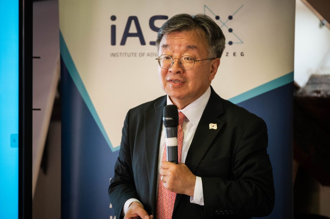 Előadó a 30. Nemzetközi Nyári Egyetemen Kőszegen. IAS felirat látható.