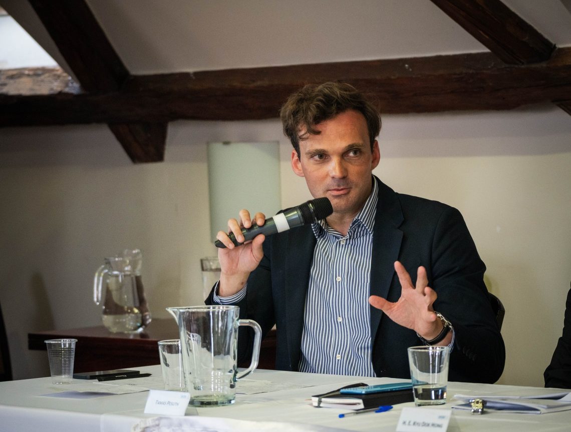 Férfi mikrofonnal beszél a 30. Nemzetközi Nyári Egyetemen Kőszegen.