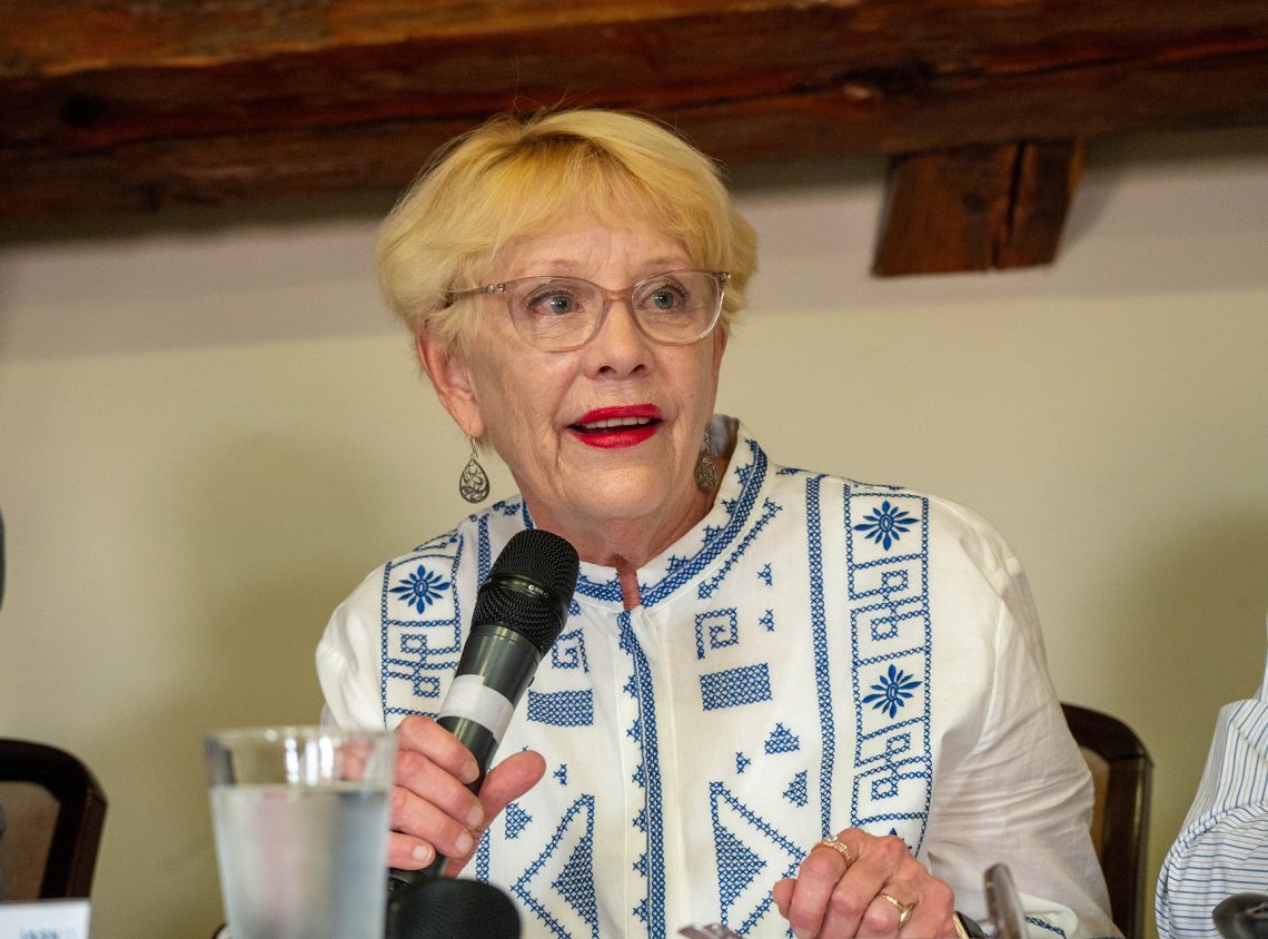 Nő mikrofonnal a 30. Nemzetközi Nyári Egyetemen, Kőszegen. Globalizáció és Európa téma.