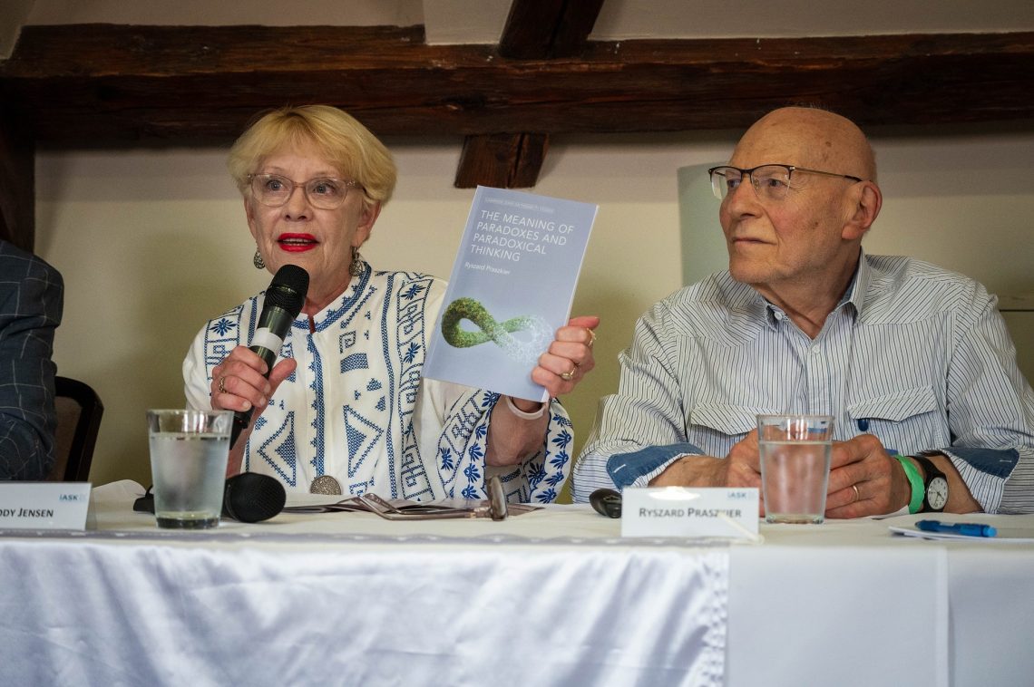 Nő könyvvel, mellette férfi a 30. Nemzetközi Nyári Egyetemen Kőszegen. "Paradoxonok és paradox gondolkodás