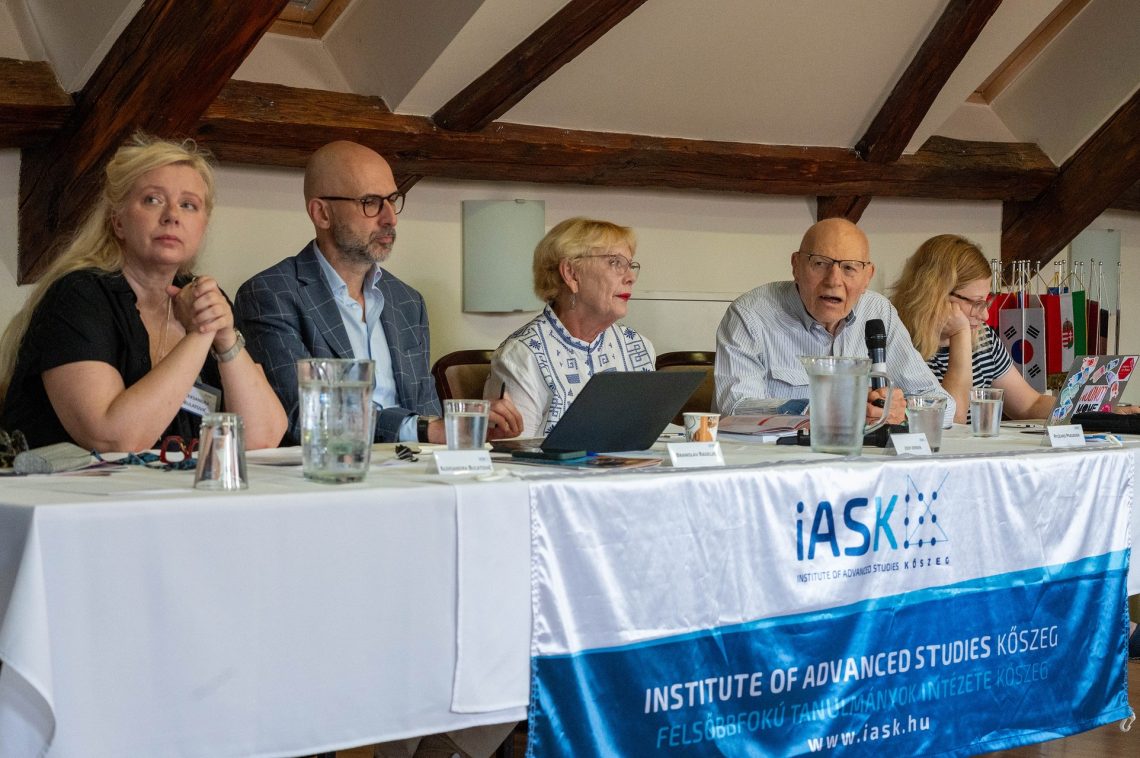 Panelbeszélgetés az iASK konferenciáján Kőszegen: szakértők a globalizációról és Európáról.