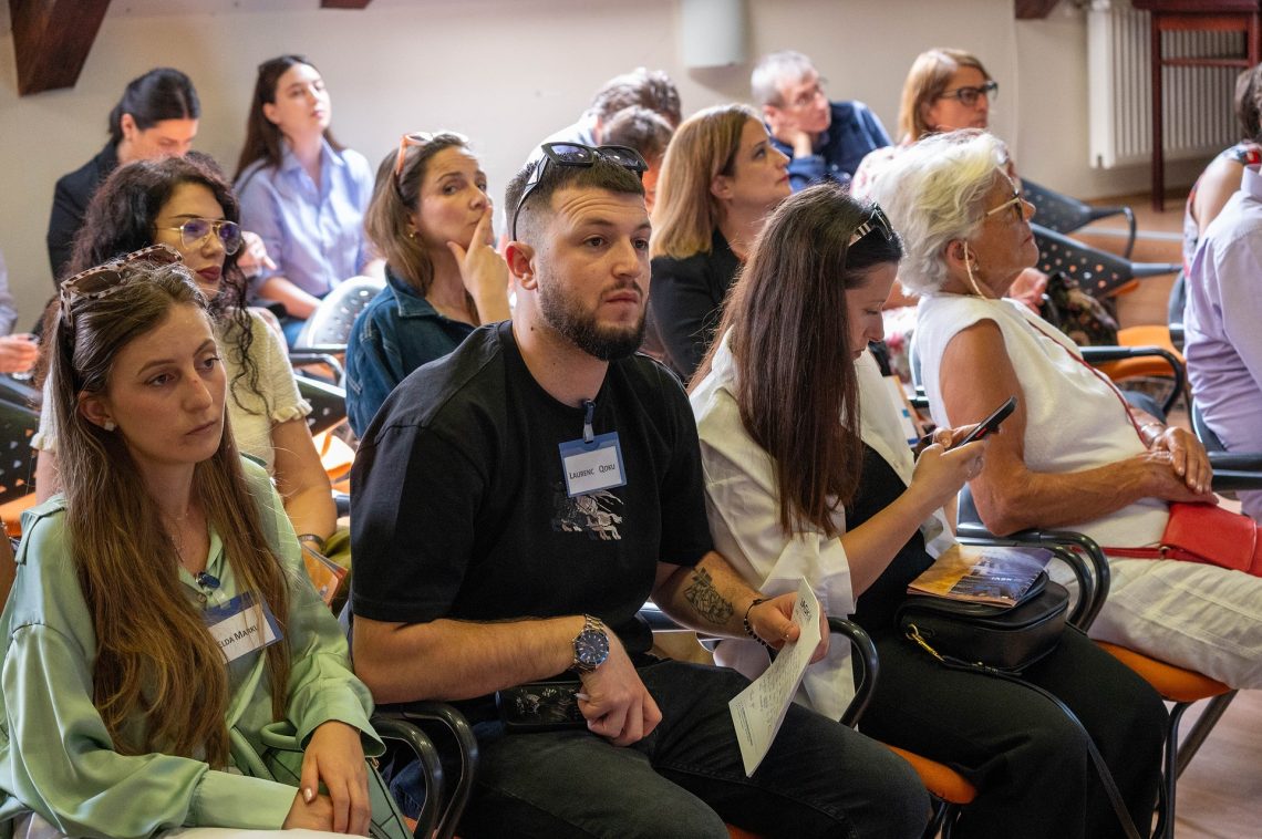 Közönség a 30. Nemzetközi Nyári Egyetemen Kőszegen. Előadás hallgatása.