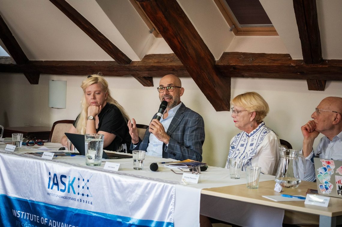 Panelbeszélgetés résztvevői a 30. Nemzetközi Nyári Egyetemen Kőszegen. IASK logó látható.