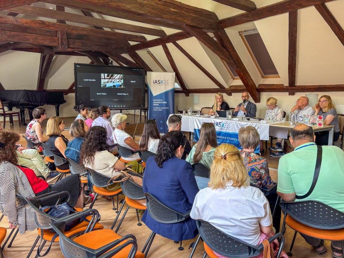 Előadók és hallgatóság a 30. Nemzetközi Nyári Egyetemen, Kőszegen.