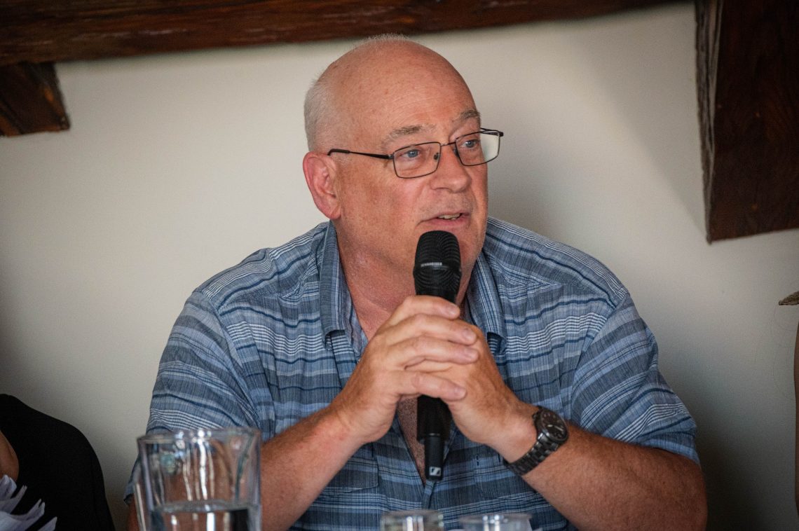 Férfi beszél a mikrofonba a 30. Nemzetközi Nyári Egyetemen Kőszegen.