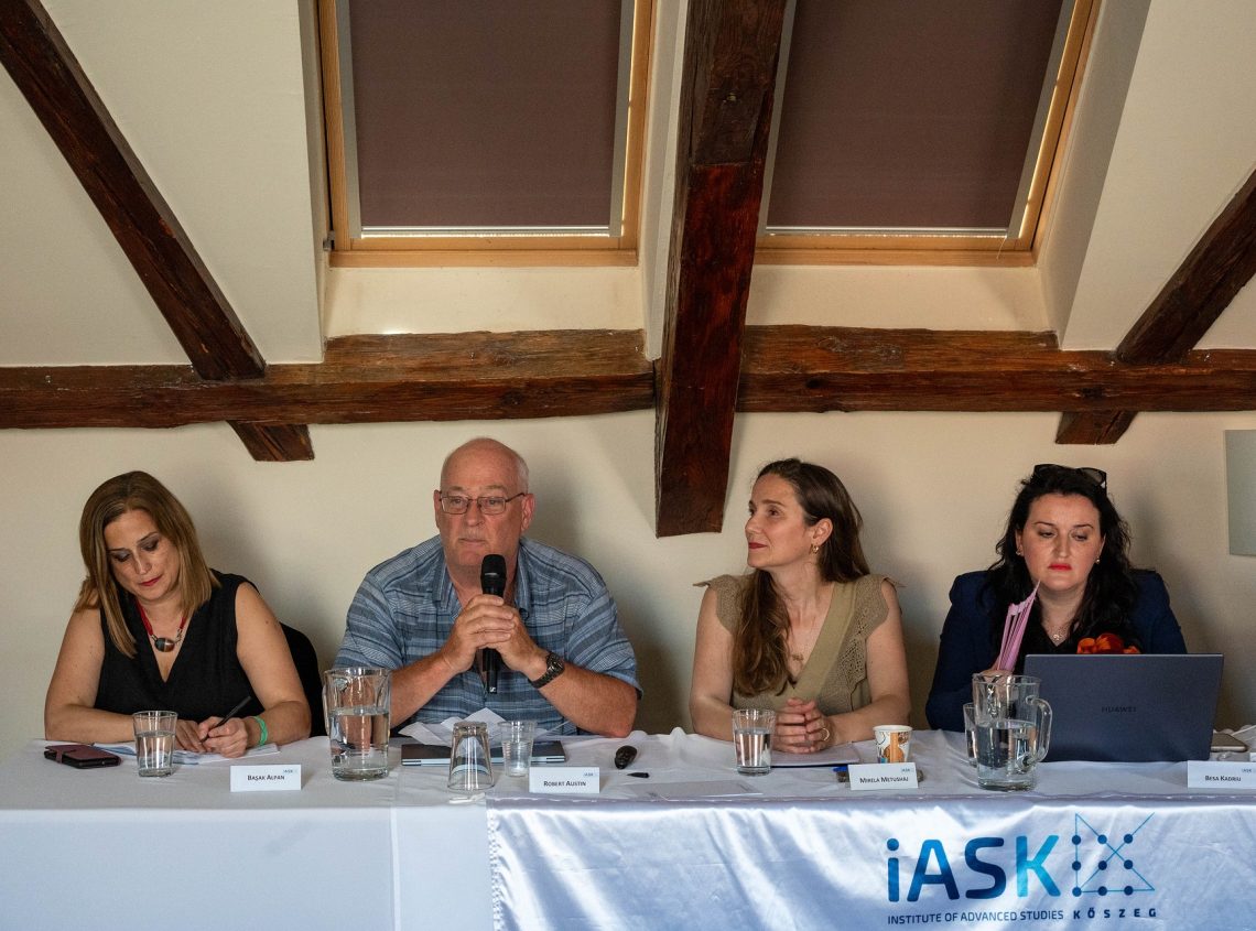 Panelbeszélgetés Kőszegen a 30. Nemzetközi Nyári Egyetemen. Előadók: Başak Alpan, Robert Austin, Mirela Metushaj, Besa Kadriu.