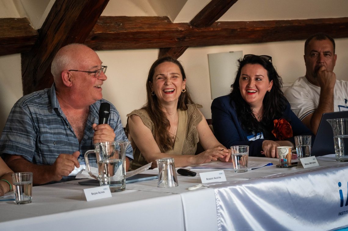 A 30. Nemzetközi Nyári Egyetem résztvevői Kőszegen nevetnek.