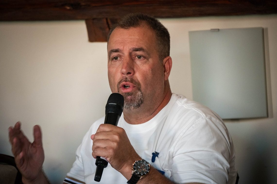 Előadó mikrofonnal a kezében a 30. Nemzetközi Nyári Egyetemen, Kőszegen.