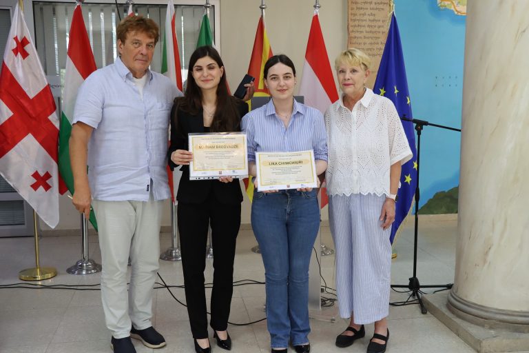 Nők oklevelekkel a Nelson Mandela Nemzetközi Nap békenagyköveti képzésén.