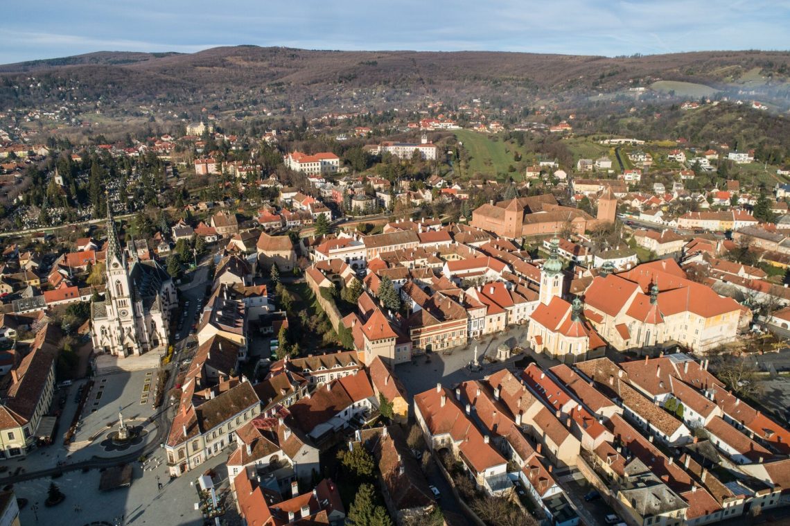 Légi felvétel Kőszeg városáról, a várral és templommal.
