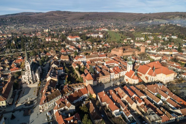 Légi felvétel Kőszeg városáról, a tervezett UNU Intézet helyszínéről.