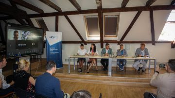 Kerekasztal-beszélgetés egy kis magyar város konferenciatermében