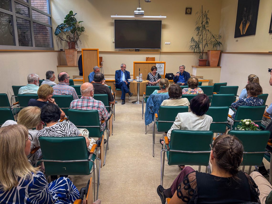 Könyvbemutató: Balázs Edit és Katona Attila előadása közönség előtt.