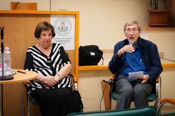 Két előadó a Csillogás és katasztrófa című könyvbemutató rendezvényen beszélget