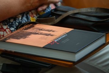 Könyv a "Csillogás és katasztrófa" könyvbemutatóról, Balázs Edit és Katona Attila műve.