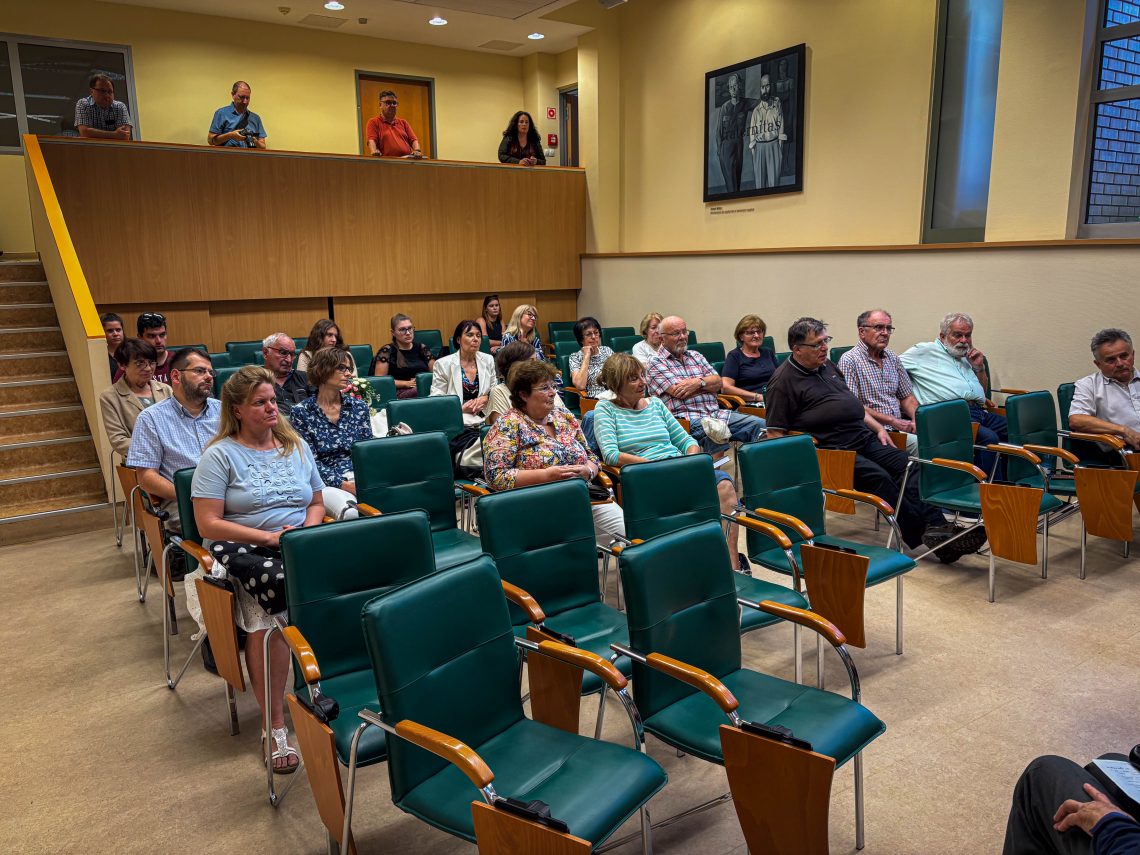 Balázs Edit „Csillogás és katasztrófa” könyvbemutatójára egy teremben ült a közönség